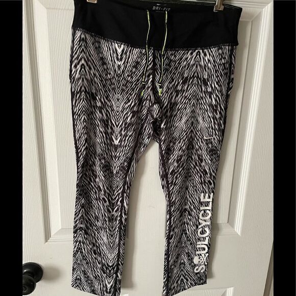 Nike Soulcycle black & white animal print cropped leggings  women’s size M - Picture 1 of 9